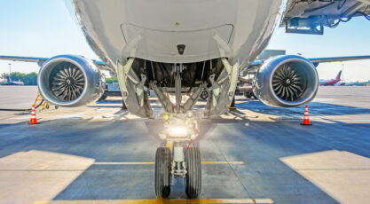 View of the front chassis, the fuselage and wings with engines.